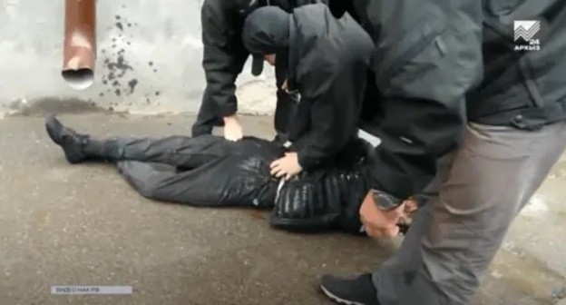 Screenshot of video recording the detention of an alleged terrorist in Cherkessk, http://www.youtube.com/watch?v=–e3ueZ87LIE