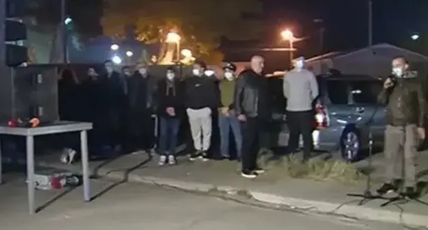 Several dozen of the opponents of Mikhail Saakashvili, a former Georgian President, at a protest action staged near the Rustavi Prison. Screenshot of the vidoe by RUSTAVI 2 https://www.rustavi2.ge/ka/news/212413