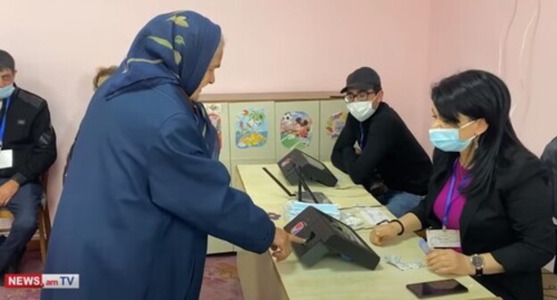 At a polling station in the city of Dilijan, October 17, 2021. Screenshot of the video on the NEWS AM YouTube channel https://www.youtube.com/watch?v=a39578ZVizM