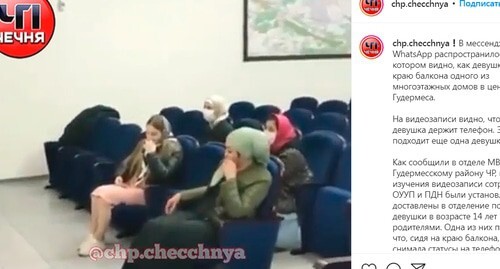 Girls talking to law enforcers. Screenshot https://www.instagram.com/p/CVtOXY2AK4F/