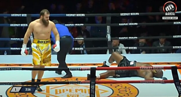 A fragment of the fight of Abdulkerim Edilov against Richard Larti. Screenshot of the video by Match TV https://www.youtube.com/watch?v=symn20aXJt4