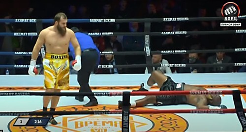 A fragment of the fight of Abdulkerim Edilov against Richard Larti. Screenshot of the video by Match TV https://www.youtube.com/watch?v=symn20aXJt4