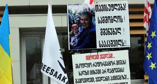 Posters say: "Freedom! To the Builder! Of the Motherland! Saakashvili !!!" and "Know everything! Global reformer Misha! People won't leave you in prison! Go out to rallies! Down with! Abductors of elections, thieves-occupiers !!!" Photo by Inna Kukudzhanova for the Caucasian Knot