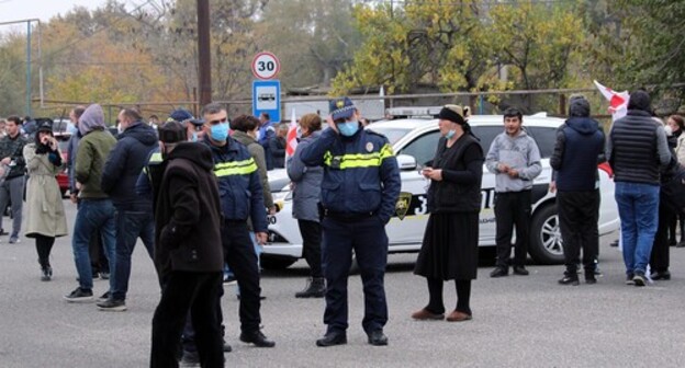 Policemen at the entrance to the prison, November 6, 2021. Photo by Inna Kukudzhanova for the Caucasian Knot