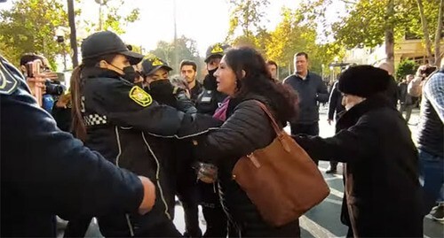 The police detains a female activist. Baku, December 2, 2021. Screenshot of the video by the "Caucasian Knot" https://www.youtube.com/watch?v=hw0fCxk2BNA The police detains a female activist. Baku, December 2, 2021. Screenshot of the video by the "Caucasian Knot" https://www.youtube.com/watch?v=hw0fCxk2BNA