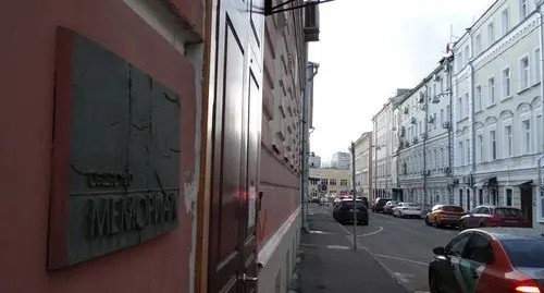 Entrance to the office building of the "Memorial". Photo by Nina Tumanova for the Caucasian Knot