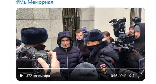 An activist (in the center) detained at a picket in Moscow. Screenshot of the video https://twitter.com/hrc_memorial/status/1470661709887115265 An activist (in the center) detained at a picket in Moscow. Screenshot of the video https://twitter.com/hrc_memorial/status/1470661709887115265