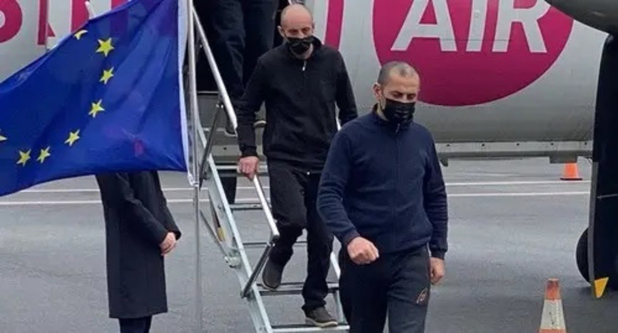 Prisoners of war returned to Armenia. Photo: https://twitter.com/ToivoKlaar/status/1472471675207917568