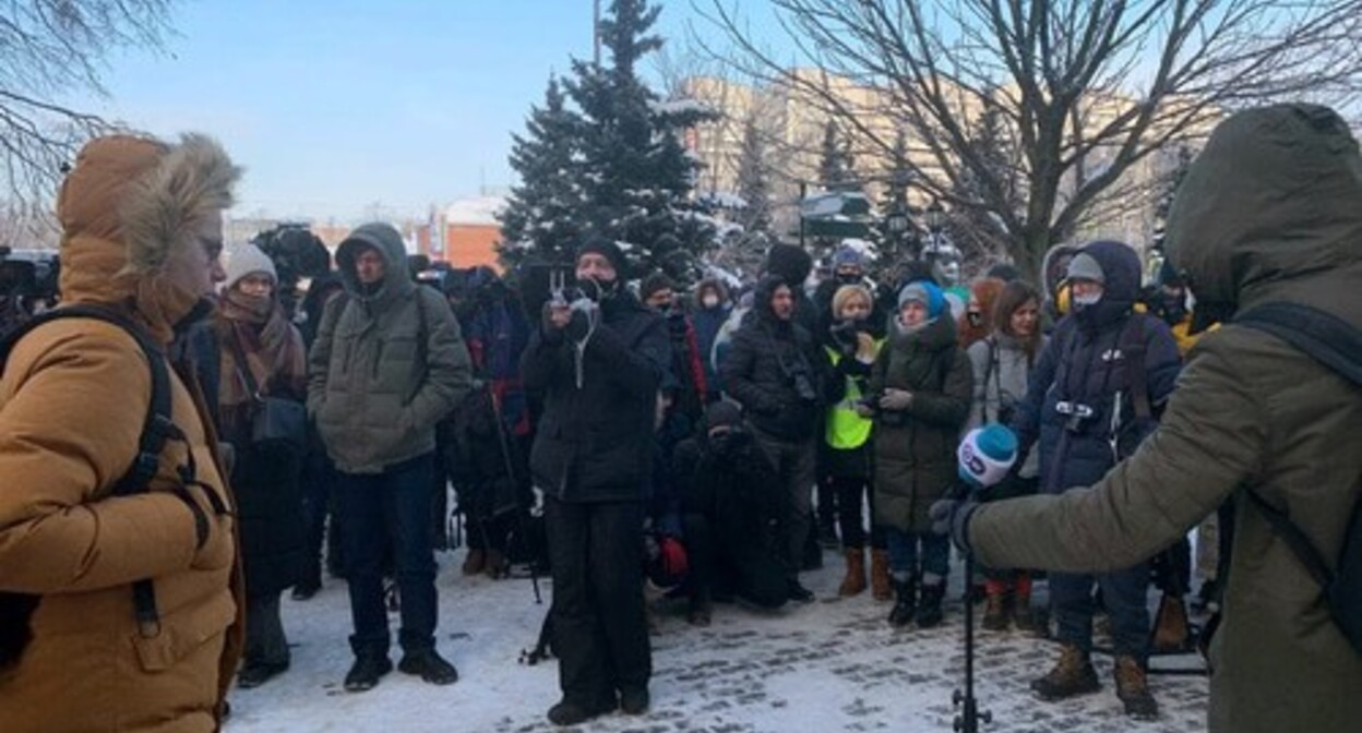 People near the building of the Moscow City Court after the announcement of the verdict. Screenshot of the post https://t.me/polniypc