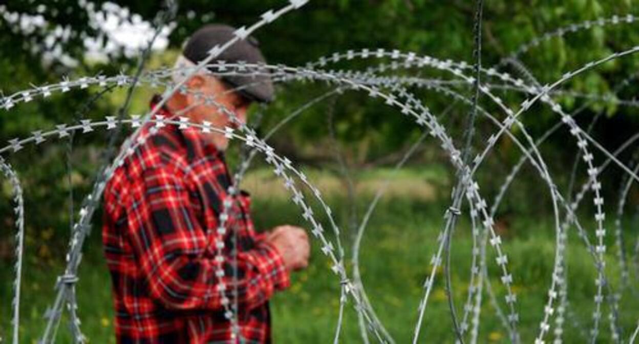 Border between Georgia and South Ossetia. Photo: Jelger Groeneveld https://commons.wikimedia.org/wiki/Category:South_Ossetia?uselang=ru#/media/File:Georgian_farmer_at_Khurvaleti_victim_of_borderization_by_Russian_and_South_Ossetian_troops.jpg