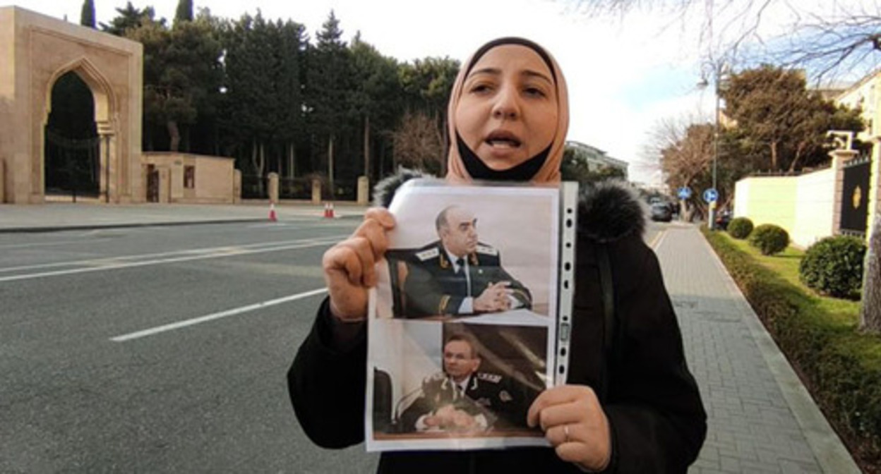 The wife of Polad Aslanov Gyulmira at a protest action. January 11, 2022. Screenshot of the video https://www.youtube.com/watch?v=EWOkpKJ25aY