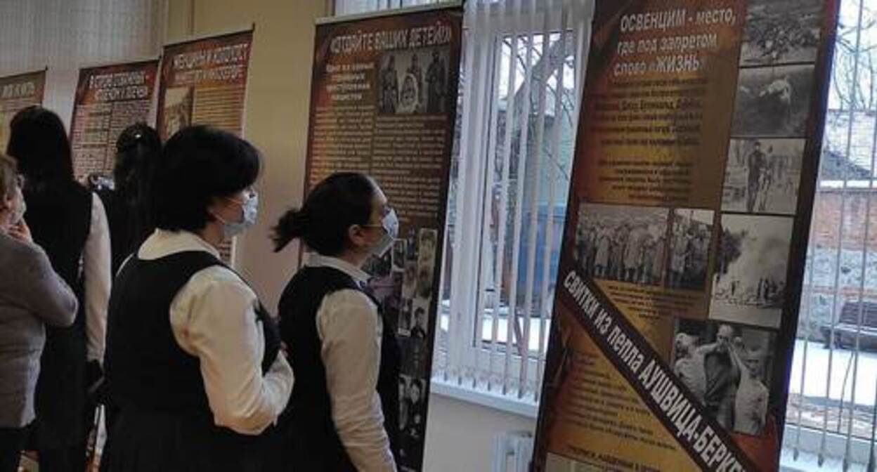 Visitors to the exhibition dedicated to the Holocaust Victims' Remembrance Day in Vladikavkaz. Photo by Emma Marzoeva for the "Caucasian Knot"