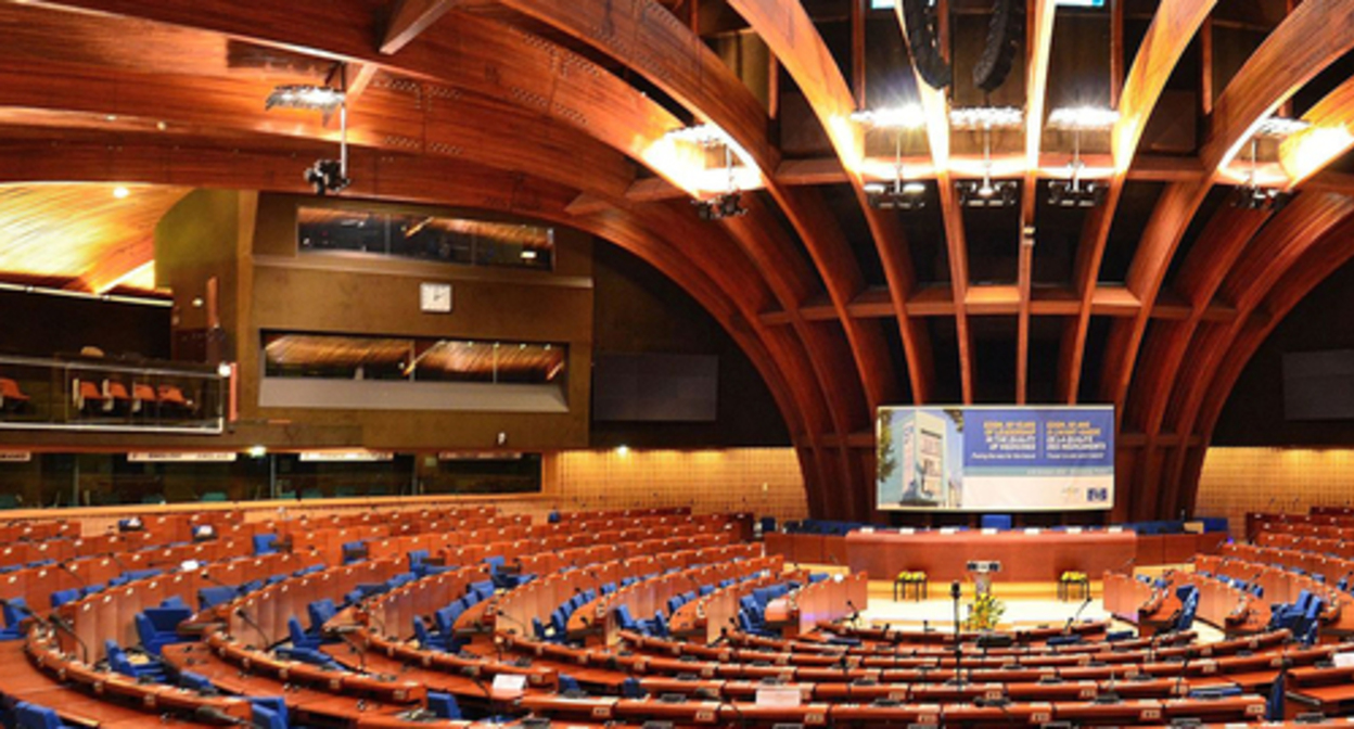 The PACE conference room. Photo by Adrian Grycuk https://ru.wikipedia.org/wiki/Парламентская_ассамблея_Совета_Европы