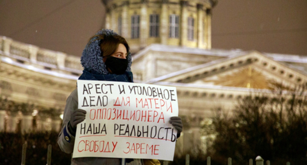 St. Petersburg activist holds a single picket in support of Zarema Musayeva on Nevsky Prospekt near the Kazan Cathedral on the evening of January 31. Photo: https://www.zaks.ru/new/archive/view/222274