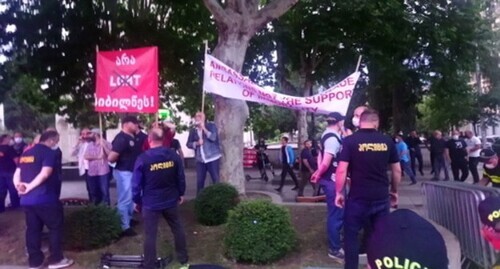 The police and protesters against LGBT at a rally in Tbilisi. Photo by Beslan Kmuzov for the "Caucasian Knot"