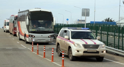 Abkhazian rescuers met 90 refugees from Donbass at the Russian border. Photo by the press service of the Ministry of Emergency Situations of Abkhazia https://www.mchsra.info/novosti/item/2112-bezhentsy-iz-dnr-i-lnr-budut-dostavleny-v-abkhaziyu-sotrudnikami-mchs