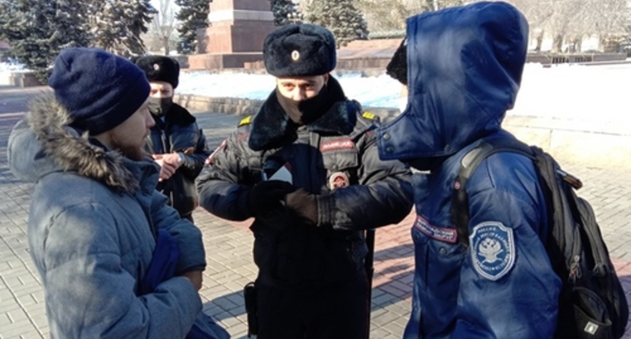 Police officers and protesters. Volgograd, March 13, 2022. Photo by Vyacheslav Yashchenko for the Caucasian Knot