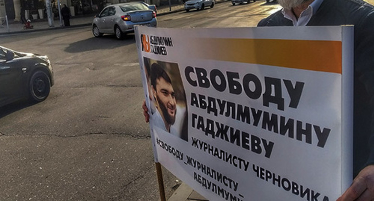 A picketer with a banner. Photo by Ilyas Kapiev for the "Caucasian Knot"