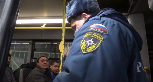 Refugees from Donbass and an officer of the Ministry for Emergencies. Photo by the press service of the Ministry for Emergencies in the Rostov Region