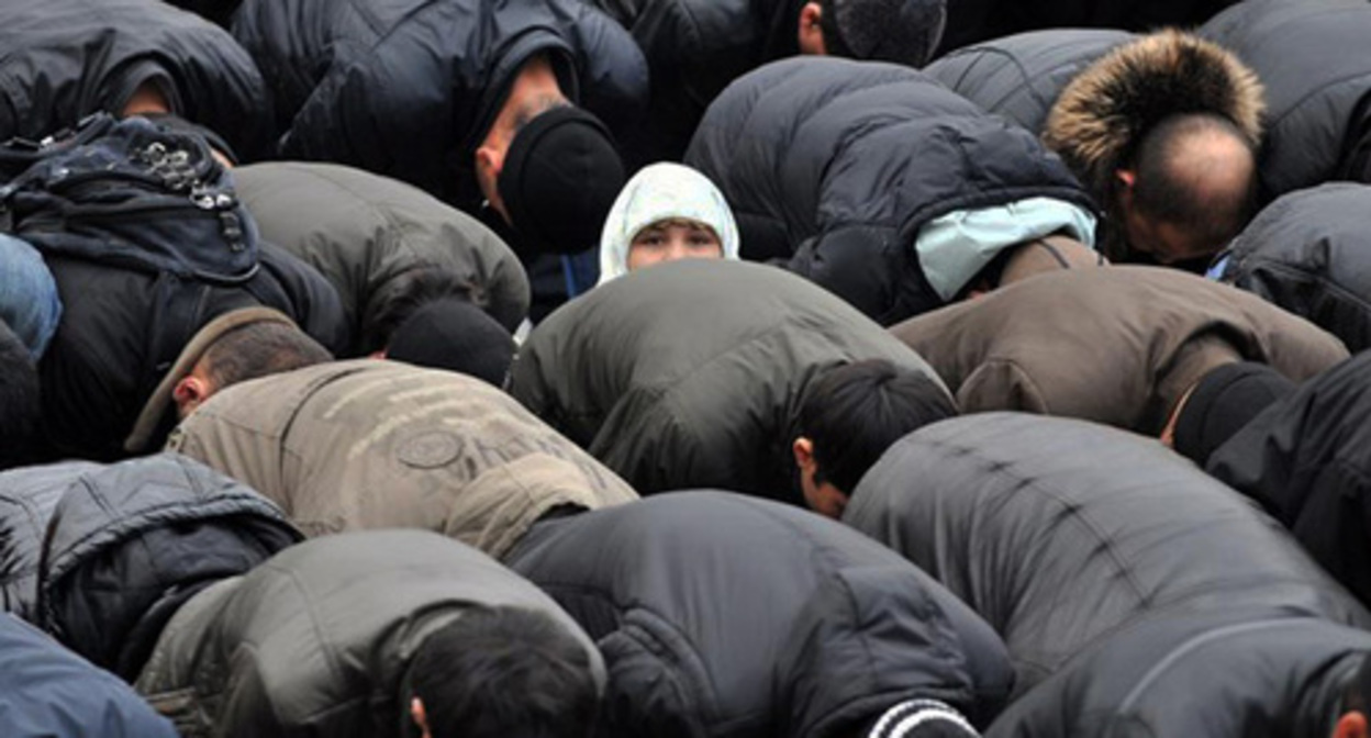 Believers praying. Photo: user Mitya Aleshkovsky, flickr.com