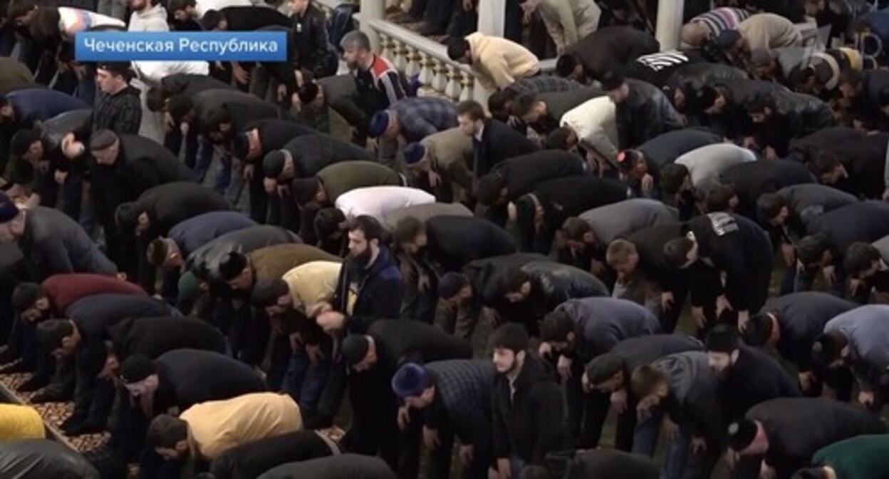 Collective prayer at a mosque in Grozny. Image mage from video posted at: https://www.1tv.ru/news/2022-04-02/425406-u_musulman_vsego_mira_nachinaetsya_svyaschennyy_mesyats_ramadan