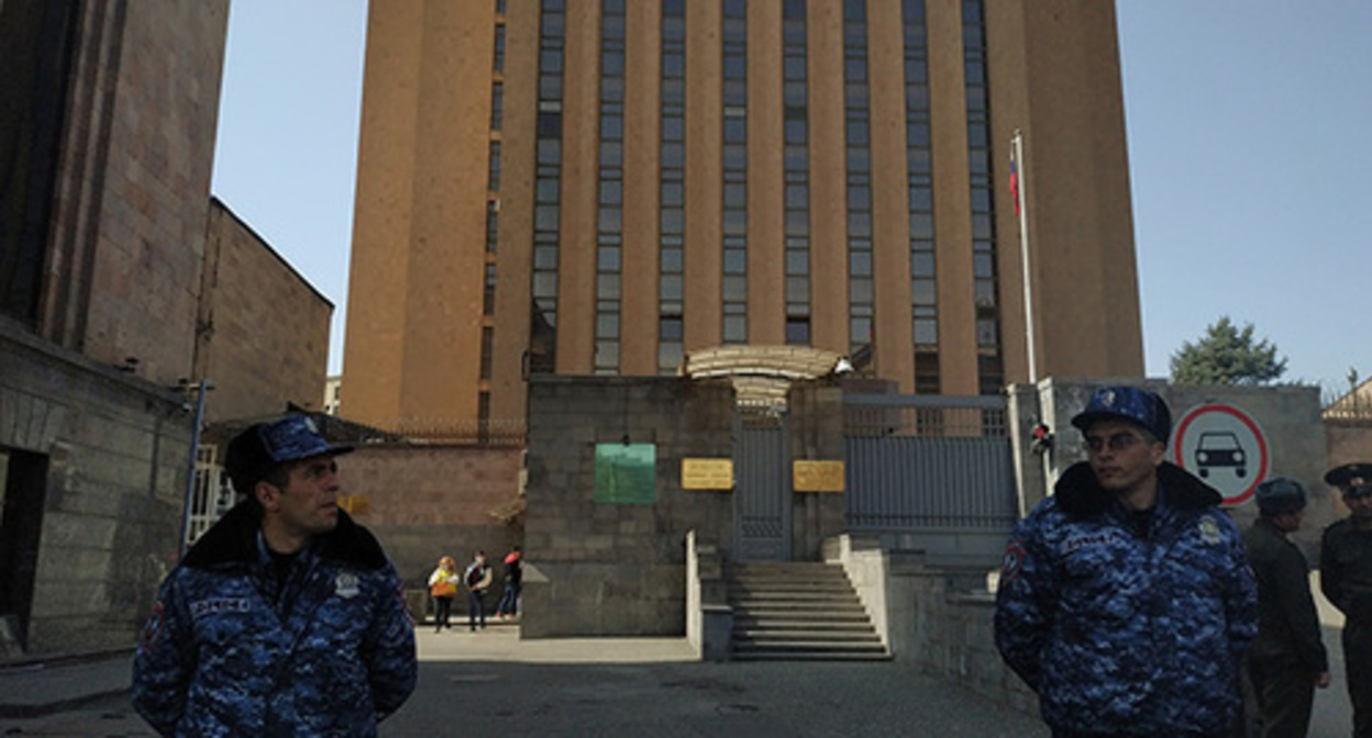 The police near the UN Office in Yerevan. Photo by Armine Martirosyan for the "Caucasian Knot"