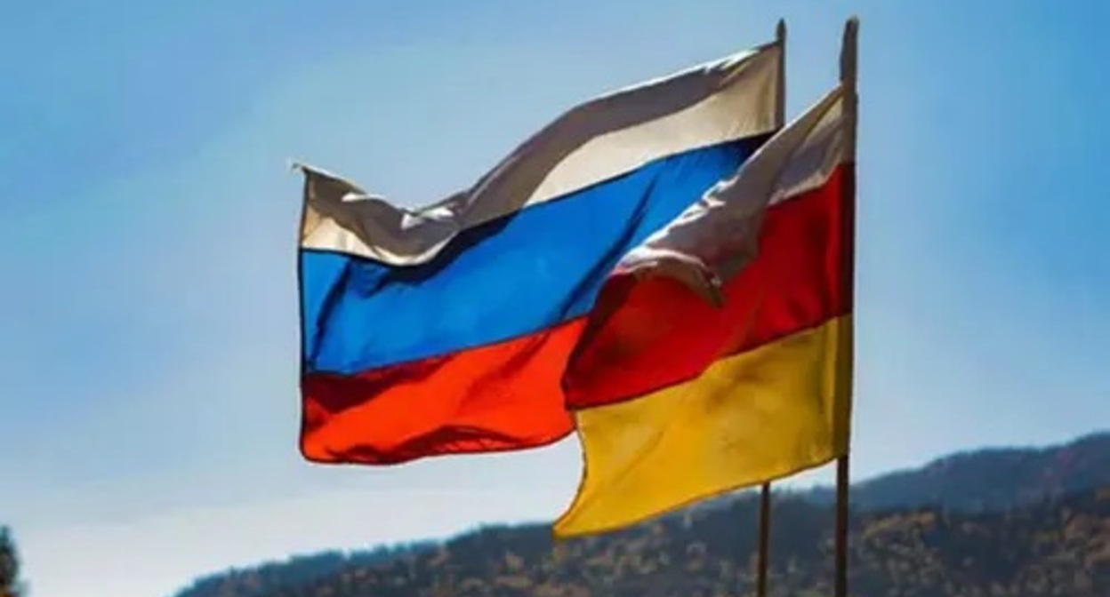 The flags of South Ossetia and Russia. Photo: cominf.org https://www.grozny-inform.ru/news/politic/131615/