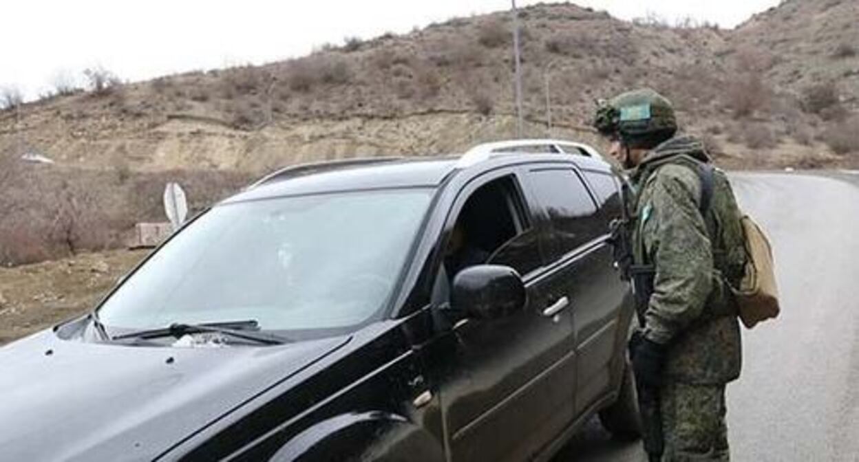 Russian peacekeeper inspects a car on the road. Photo: press service of the Ministry of Defence of Russia. https://mil.ru/images/upload/2019/posdo550.jpg