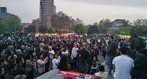 Participants in a protest action  organized by the "5165" Party in Freedom Square in Yerevan. April 19, 2022. Photo by Armine Martirosyan for the "Caucasian Knot"