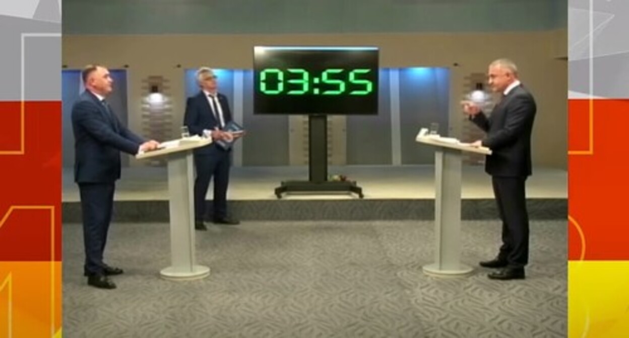 Television debates of South Ossetian presidential candidates Alan Gagloev (left) and Anatoly Bibilov (right) on April 25, 2022. Screenshot: http://gtrkir.ru/news/ii-tur-predvibor-0