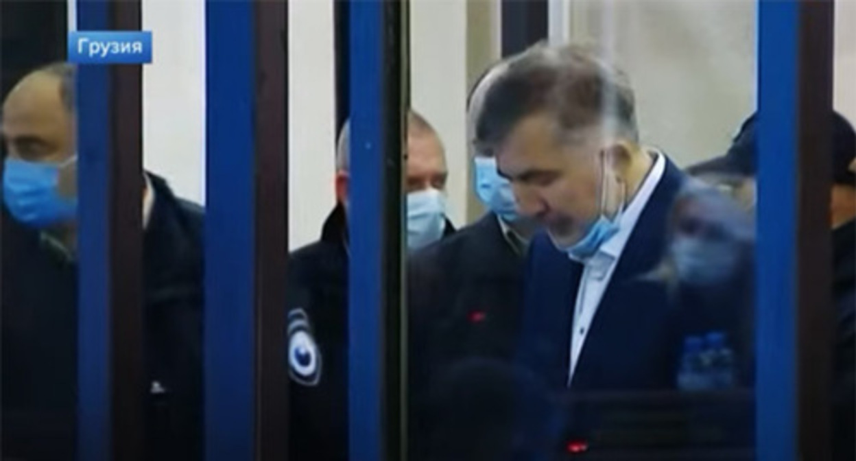 Mikhail Saakashvili (right) in a courtroom. Screenshot: https://www.youtube.com/watch?v=jtb5QF28d6Q