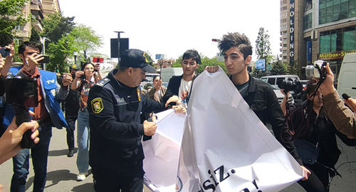 The protesters near the building of the Azeri Ministry of Education. Baku, May 5, 2022. Photo by Faik Medjid for the "Caucasian Knot"