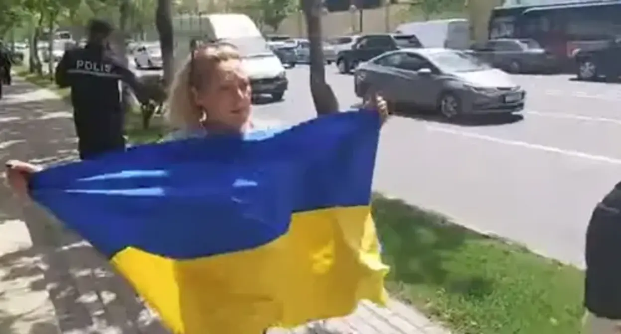 Citizen of Ukraine Alyona Azizova is trying to hold a solo protest in front of the Russian Embassy in Baku against the special operation in Ukraine. Image made from video posted by Turan İnformasiya Agentliyi