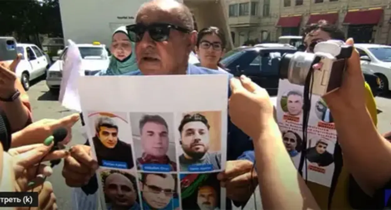 A protest action held by the relatives of the political prisoners, deported from Germany. Baku, May 31, 2022. Screenshot of the video https://www.youtube.com/watch?v=Vnz28ko3Y40