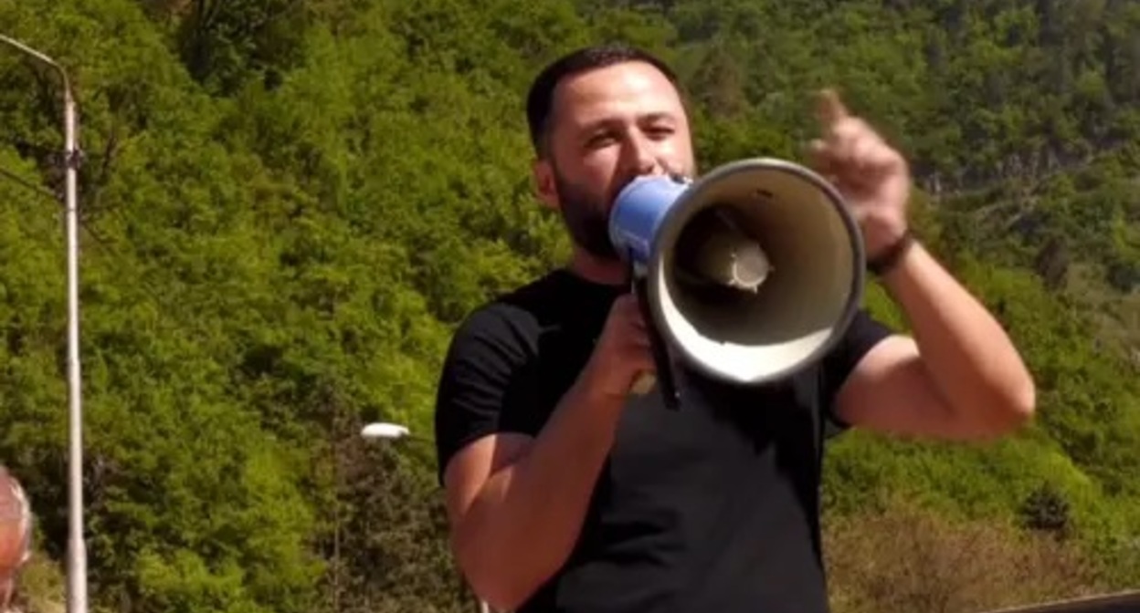 Strikers at the Borjomi factories. Screenshot: https://www.youtube.com/watch?v=HUkkU6HfA_k