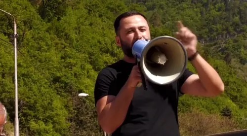 Strikers at the Borjomi factories. Screenshot: https://www.youtube.com/watch?v=HUkkU6HfA_k