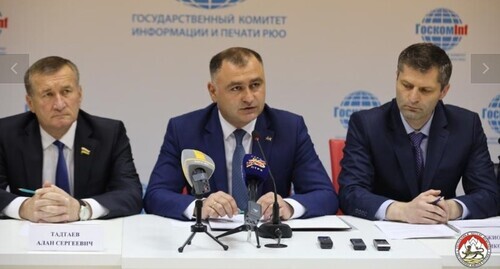 Alan Gagloev (centre) speaks at a press conference in Tskhinvali, June 21, 2022. Photo courtesy of the press service of the President of South Ossetia, https://presidentruo.org/press-konferenciya-po-itogam-rabochej-poezdki-v-moskvu/