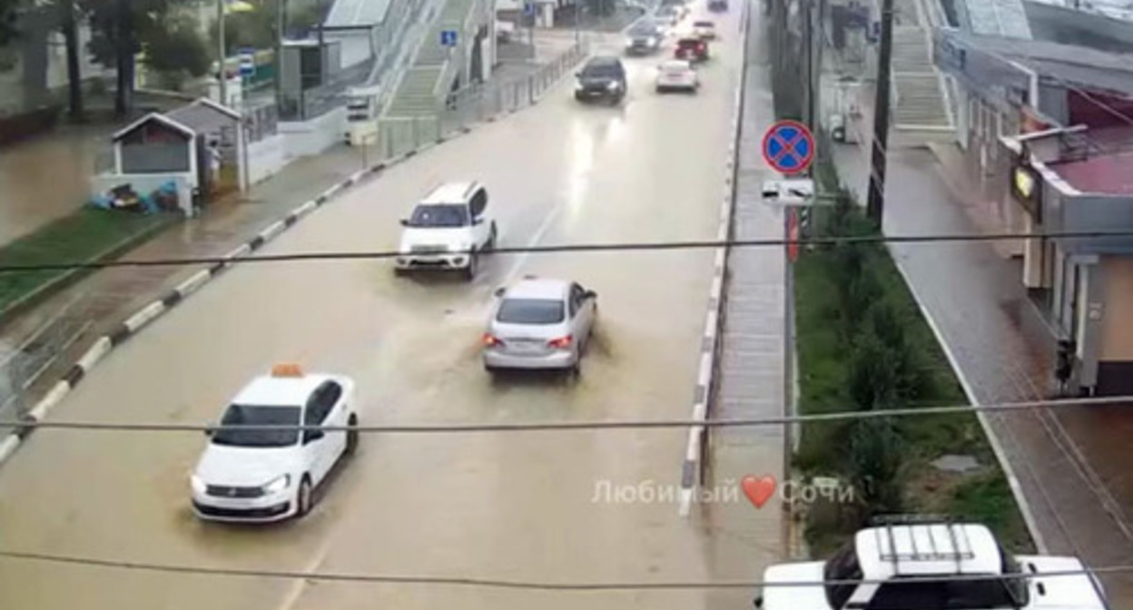 A flooded street in the Lazarevsoye District of Sochi. Screenshot: https://www.youtube.com/watch?v=tRaimpdcAg4