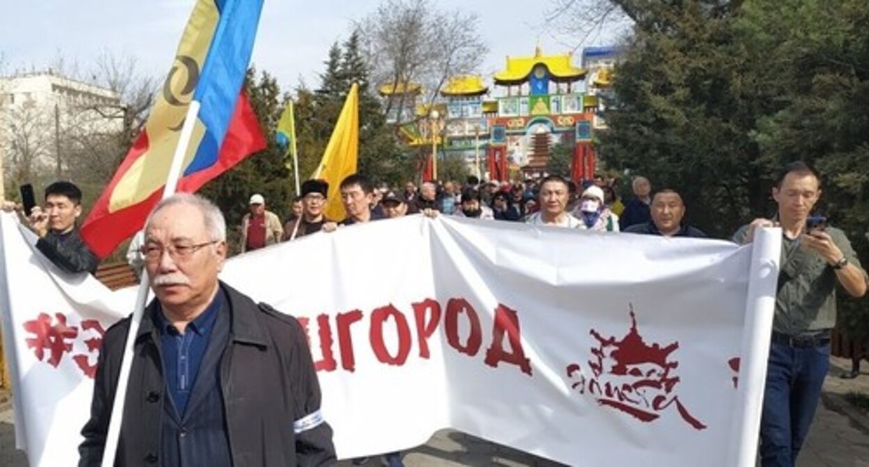 Semyon Ateev leads a procession in Elista in defense of the rights and interests of the Kalmyk people, March 14, 2020. Photo by Badma Byurchiev for the Caucasian Knot