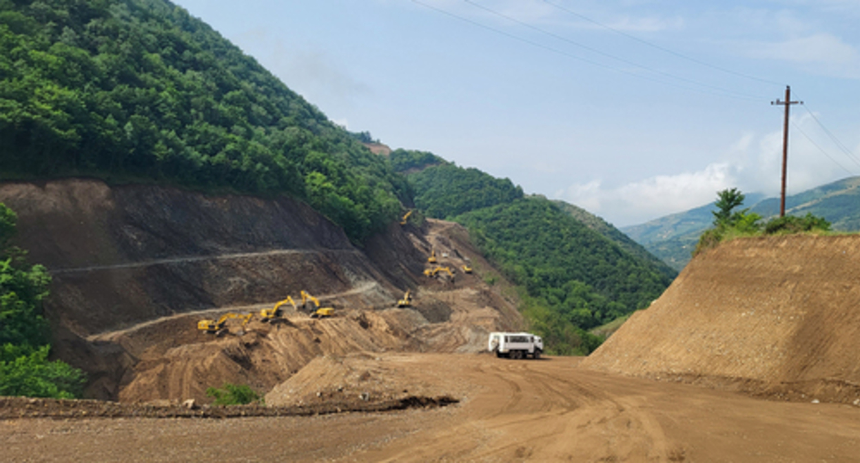 Azerbaijan is rapidly building a road in the village of Mets Shen, Shusha region of Nagorno-Karabakh. Photo by Alvard Grigoryan for the "Caucasian Knot"