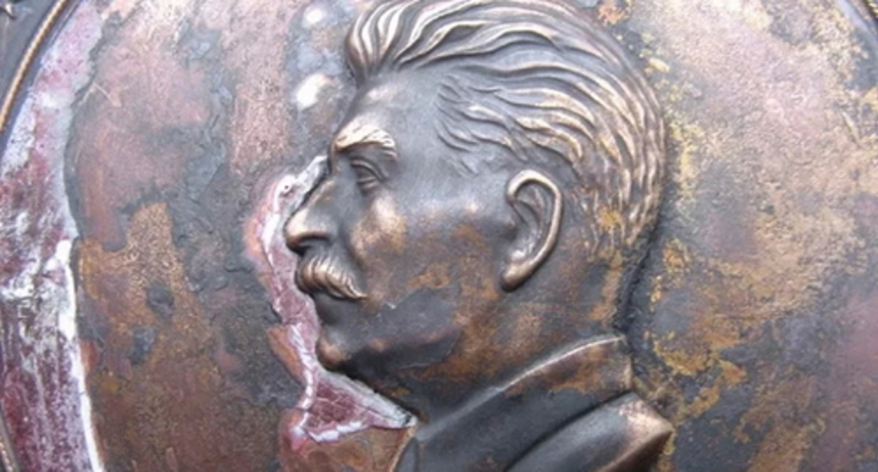 Bas-relief of Stalin at the Volgograd planetarium. Photo: https://vk.com/wall-204265585_1509