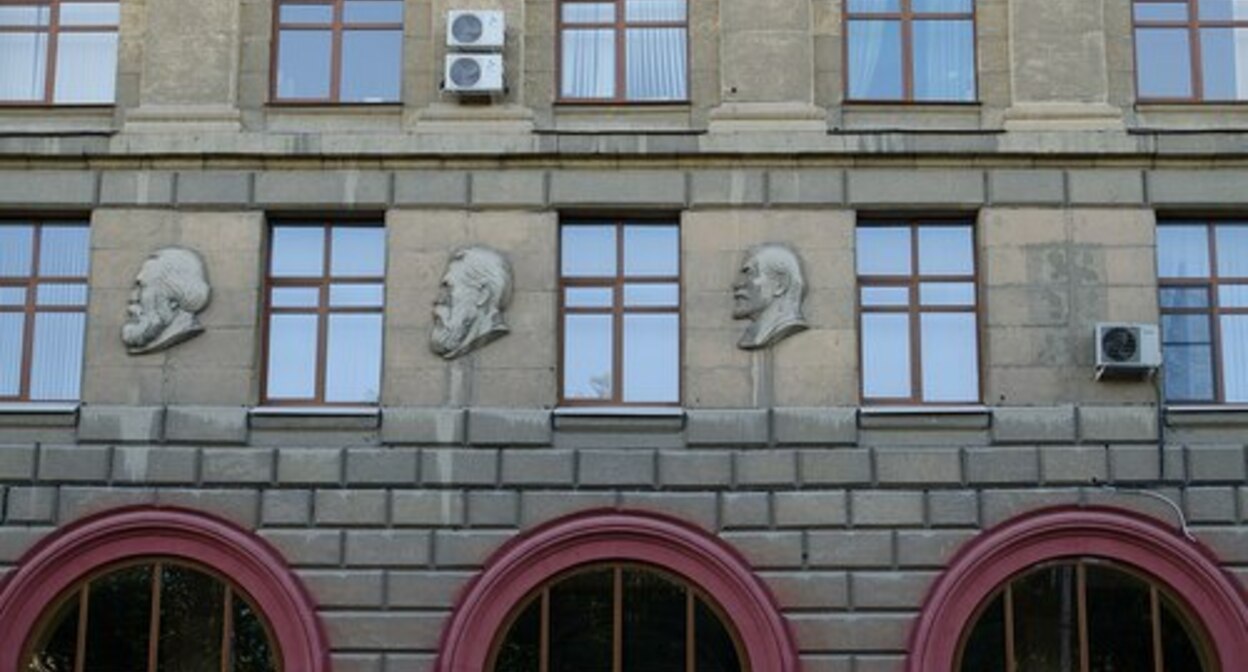 Bas-reliefs on the building of the regional Higher Party School in Volgograd. https://ru.wikipedia.org/wiki/%D0%97%D0%B4%D0%B0%D0%BD%D0%B8%D0%B5_%D0%92%D1%8B%D1%81%D1%88%D0%B5%D0%B9_%D0%BF%D0%B0%D1%80%D1%82%D0%B8%D0%B9%D0%BD%D0%BE%D0%B9_%D1%88%D0%BA%D0%BE%D0%BB%D1%8B_(%D0%92%D0%BE%D0%BB%D0%B3%D0%BE%D0%B3%D1%80%D0%B0%D0%B4)#/media/%D0%A4%D0%B0%D0%B9%D0%BB:%D0%91%D0%B0%D1%80%D0%B5%D0%BB%D1%8C%D0%B5%D1%84%D1%8B_%D0%BD%D0%B0%D0%B4_%D0%B2%D1%85%D0%BE%D0%B4%D0%BE%D0%BC_%D0%B2_%D0%BC%D0%B5%D0%B4%D1%83%D0%BD%D0%B8%D0%B2%D0%B5%D1%80%D1%81%D0%B8%D1%82%D0%B5%D1%82.jpg