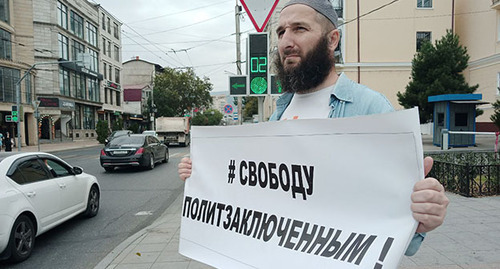 Idris Yusupov at a solo picket in Makhachkala, September 5, 2022. Photo: https://t.me/chernovic