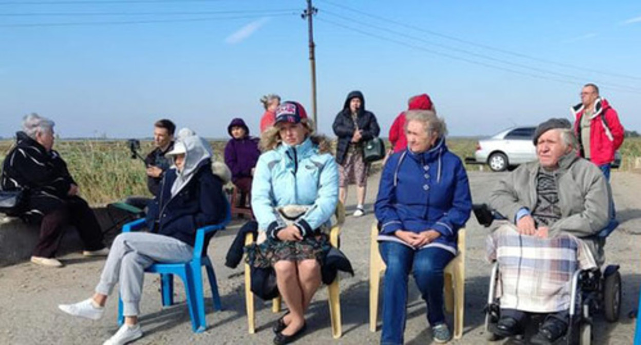 Opponents of the landfill in the village of Poltavskaya block the road in protest, September 2022. Photo by Igor Scherbatsky and Natalia Goryaeva