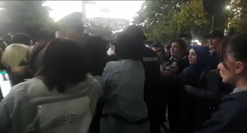 The police detains protesters at the rally in Makhachkala. Photo from the Telegram channel of the "Chernovik" (Draft) newspaper https://t.me/chernovik/37595 The police detains protesters at the rally in Makhachkala. Photo from the Telegram channel of the "Chernovik" (Draft) newspaper https://t.me/chernovik/37595