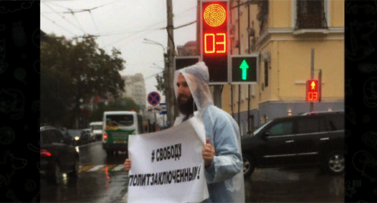 Idris Yusupov at a solo picket. Screenshot https://t.me/chernovik/39016