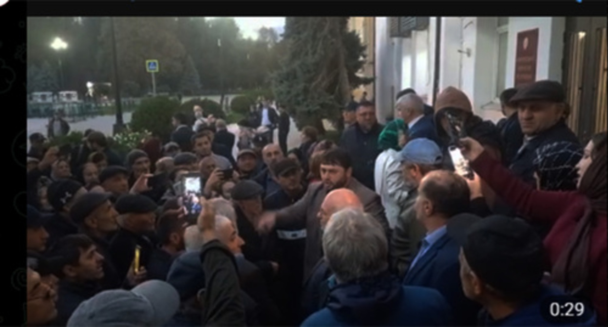 More than 100 people gathered in central Makhachkala. October 24, 2022. Screenshot of the video https://t.me/dagestanRD/24276Б