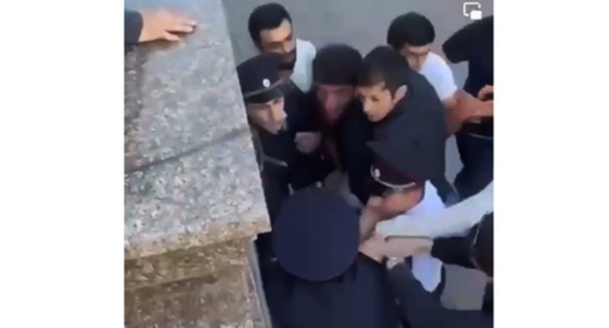 Screenshot of a video of beating up the mobilization opponent in Makhachkala https://t.me/thelawyersays/124 