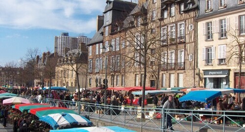 Rennes, France. Photo ENoz - https://ru.wikipedia.org/wiki/Рен#/media/Файл:Marché_des_Lices.jpg