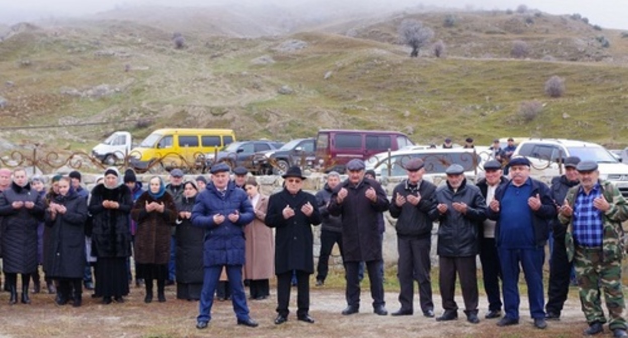 The participants of the mourning meeting held in the Balkar village of Sautu. Photo by the press service of the administration of the Cherek District t.me/admcherek/2657